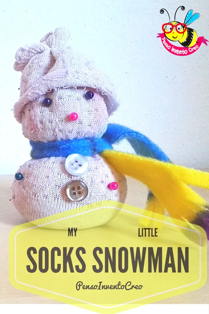 snow man socks pupazzo di neve creato con un calzino del riso e dei bottoni