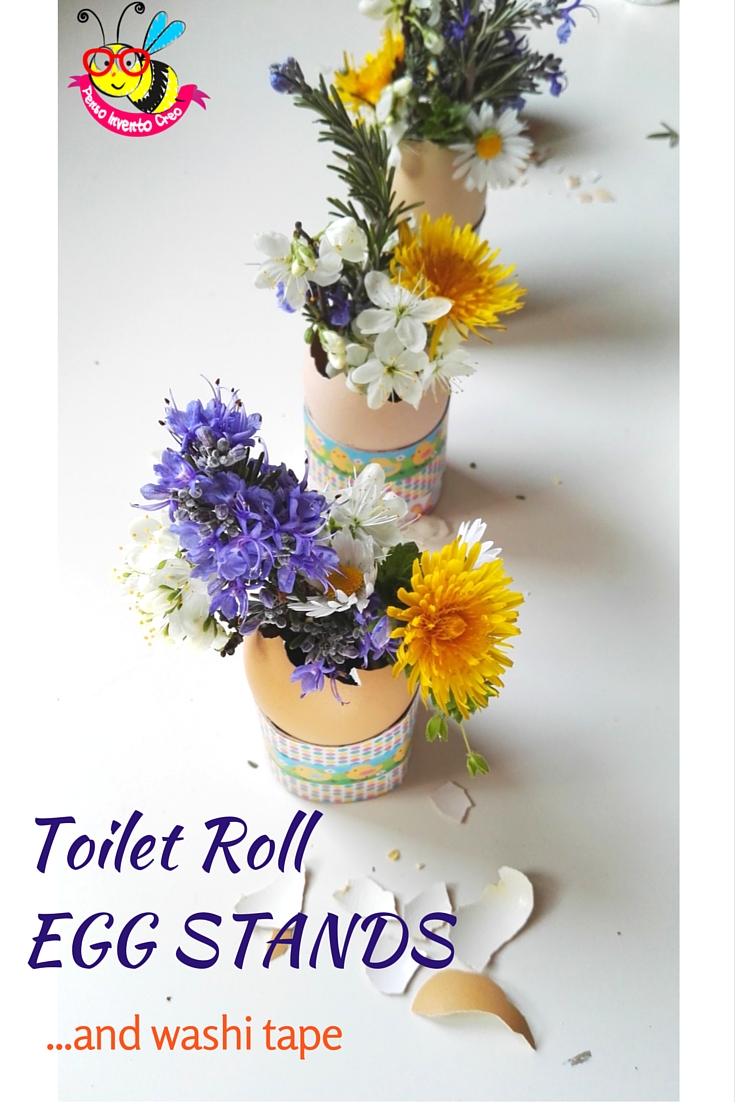 porta uovo fatto con i rotoli di carta igienica e rivestiti con nastro adesivo colorato, gusci d'uovo riempiti di fiori di campo, Toilet Roll EGG STANDS